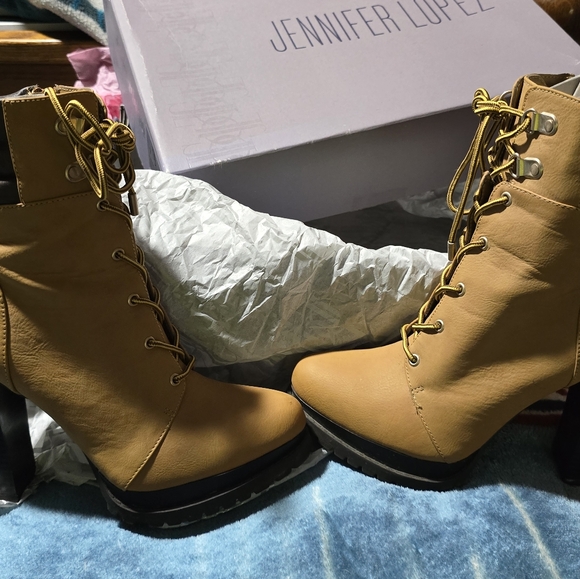 Jennifer Lopez platform boots - Picture 2 of 4